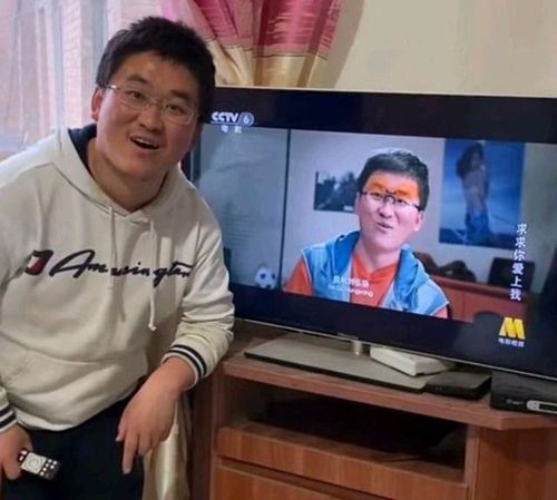 姜涛粉丝在医院外等待