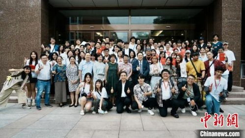 两岸青年在活动现场合影留念