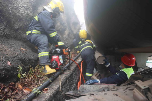 救援人员正在事故现场作业