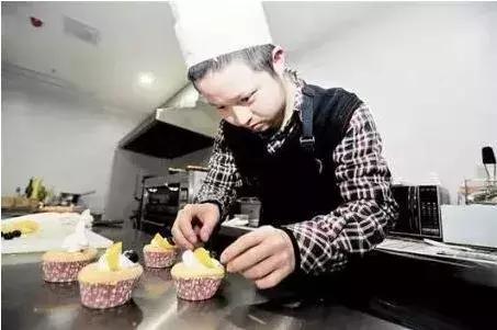 几位年轻私厨从业者在一起交流经验