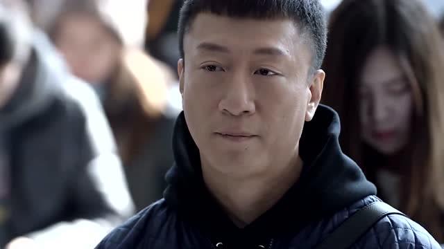 女孩在机场与父亲告别瞬间