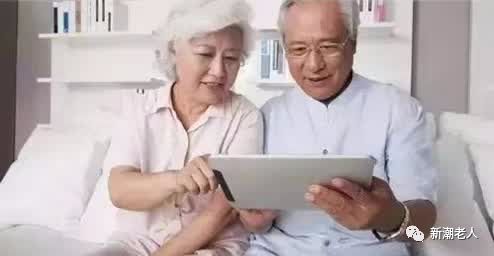 一位老人正在查看自己的养老金账户余额