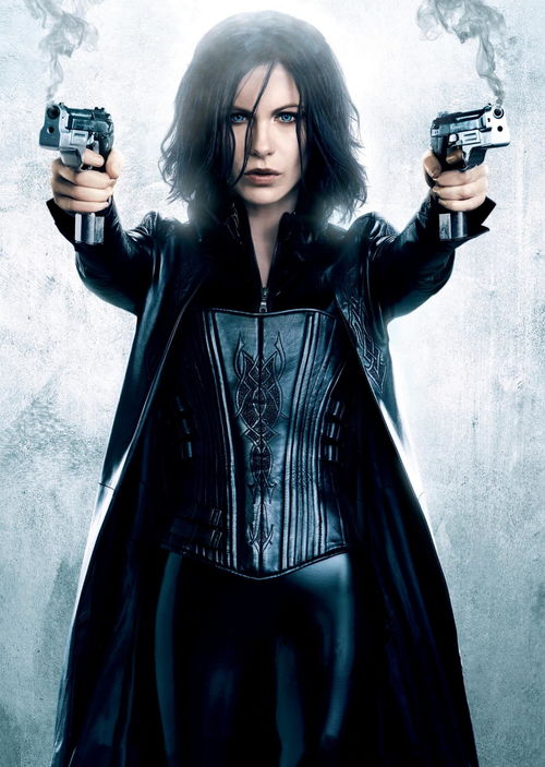 女主角点燃火把