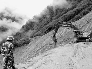 厦蓉高速大桥垮塌疑多车掉落，背后安全隐患引全民关注