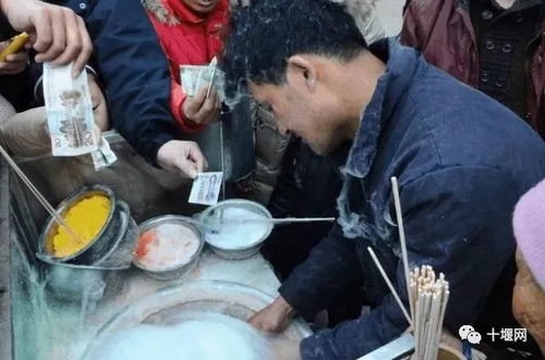 陈生梨在街头卖棉花糖并张贴寻人启事