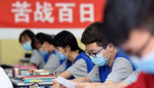 江苏高考放榜现场学生兴奋庆祝