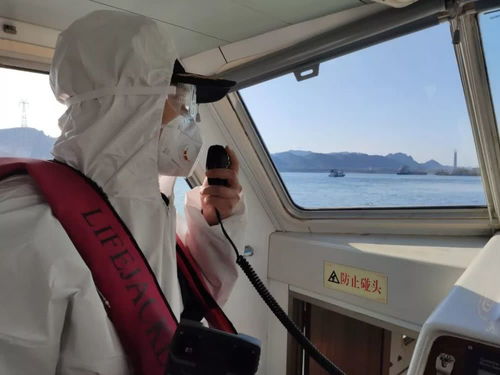 两名船员在甲板上争吵