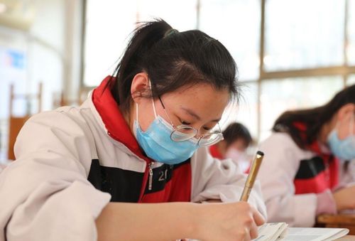 衡水中学学生查到高考成绩后喜极而泣