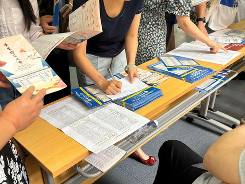 高考志愿填报现场家长咨询画面