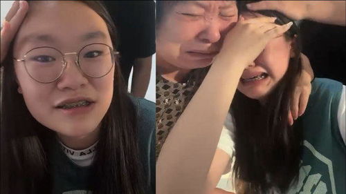 辽宁女生高考查分时母亲在一旁紧张关注