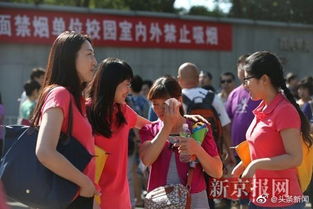 考场外焦急等待的母亲