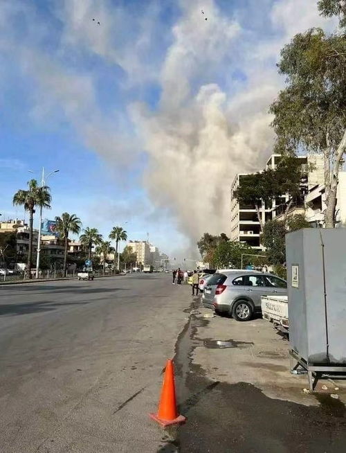 以色列空袭后伊朗街头爆炸现场