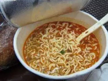 干部买泡面被通报？官方紧急辟谣！背后真相让人震惊