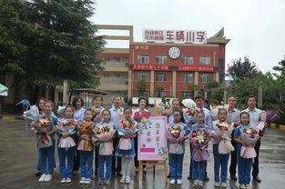 一位高中生站在学校门口思考未来