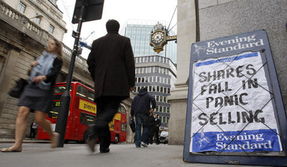 市民在街头讨论新闻