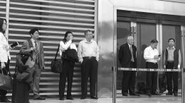 公众在法庭外等待宣判结果