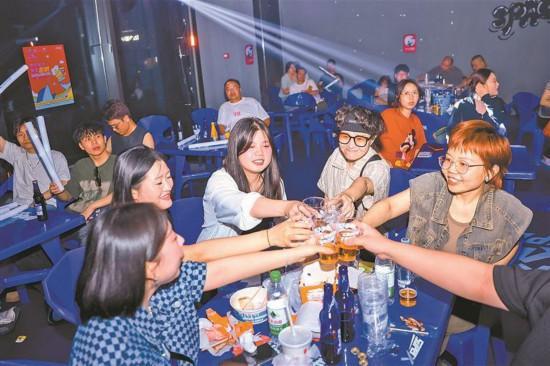 黄渤喊你敞开喝蓝标，这次微博热搜真‘上头’了！