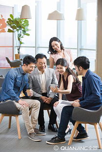 办公室里一群人正在开会讨论项目