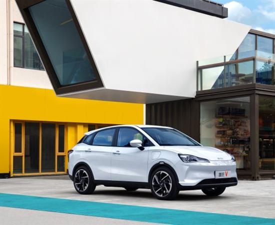 泰国街头的哪吒汽车展示厅