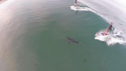 海上漂流25小时，59岁男子奇迹获救：风翼冲浪背后的生死瞬间