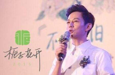 何炅扮演毛毛虫的童年照片