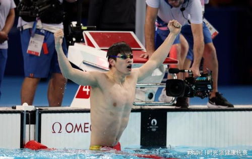 主持人被观众用水枪喷湿全身