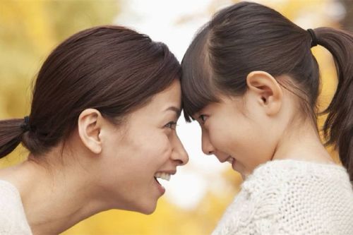 母亲温柔地安慰孩子