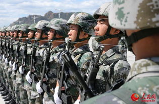 坦克方队列队前进