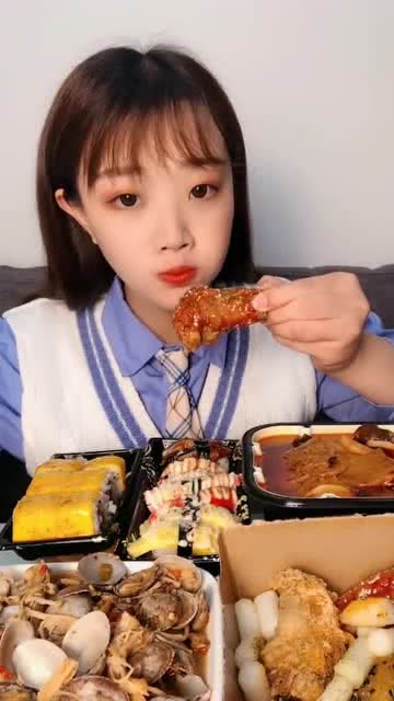 姐姐焦急地敲打桌子