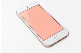 年轻人在机场大厅查看手机APP上的行程信息