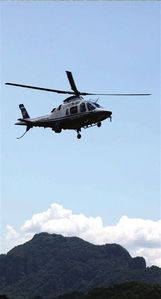 美军基地上空盘旋的直升机