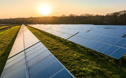 农村屋顶安装太阳能板的场景