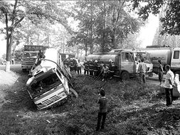 救援人员正在现场处理事故