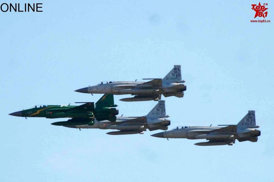 阅兵式上的重型装备方队