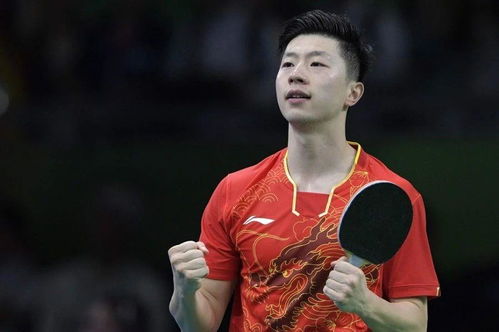 马龙在活动现场与AI生成的自己相拥的照片