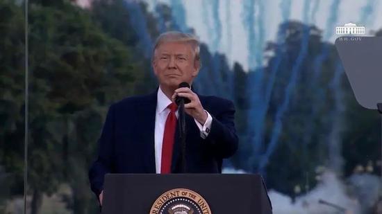 特朗普在白宫发表演讲画面