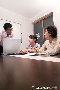 阿里巴巴员工在会议室内讨论战略规划