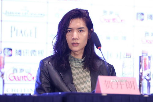 女主角俯瞰废墟