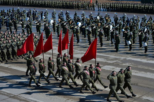 阅兵彩排现场工作人员忙碌场景