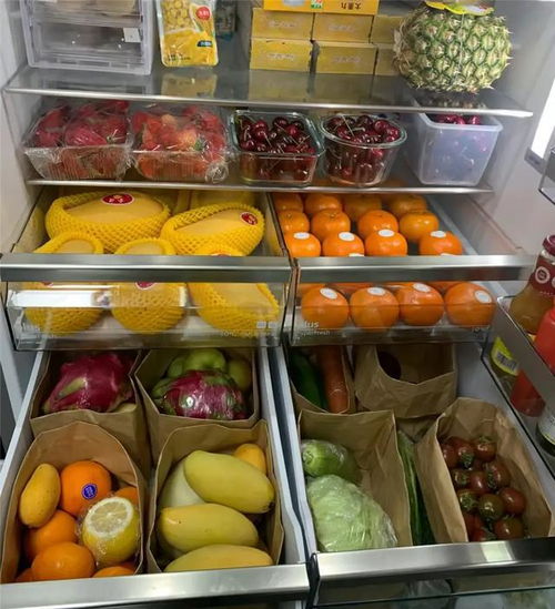 几个热带水果如香蕉和芒果放在冰箱中被冻伤