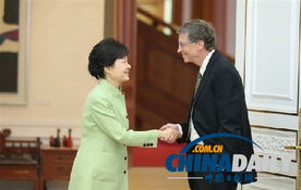 张某在外交场合与外国官员交谈的照片