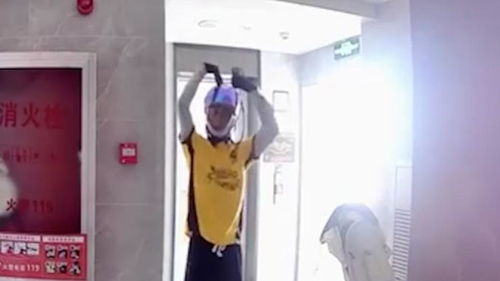 聋哑外卖员刘甲甲比心视频截图