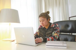 聂某某在办公室工作的照片