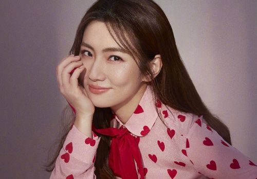 男生露出灿烂笑容