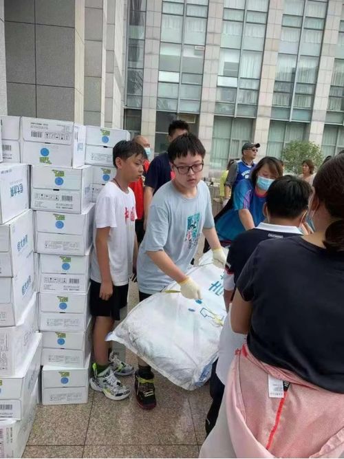 志愿者协助搬运救灾物资