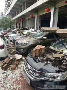 多人持械砸毁车辆现场