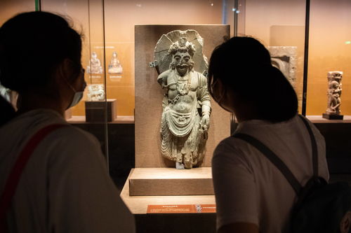 钟芳蓉在博物馆讲解文物