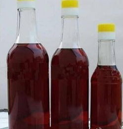 一瓶开封后的蚝油放在冰箱里