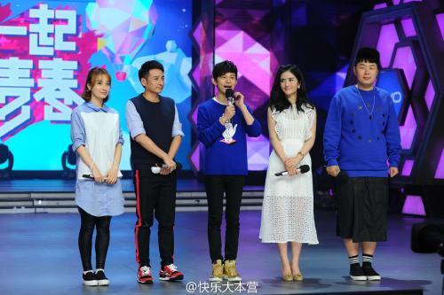 何炅在快乐大本营现场主持的照片