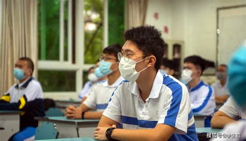 一位高三学生深夜挑灯复习功课